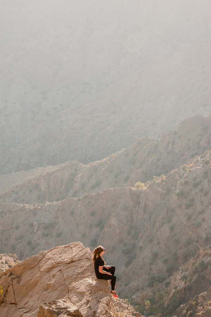 W25 Hike Oman - Woman on edge of Hajar Mountains