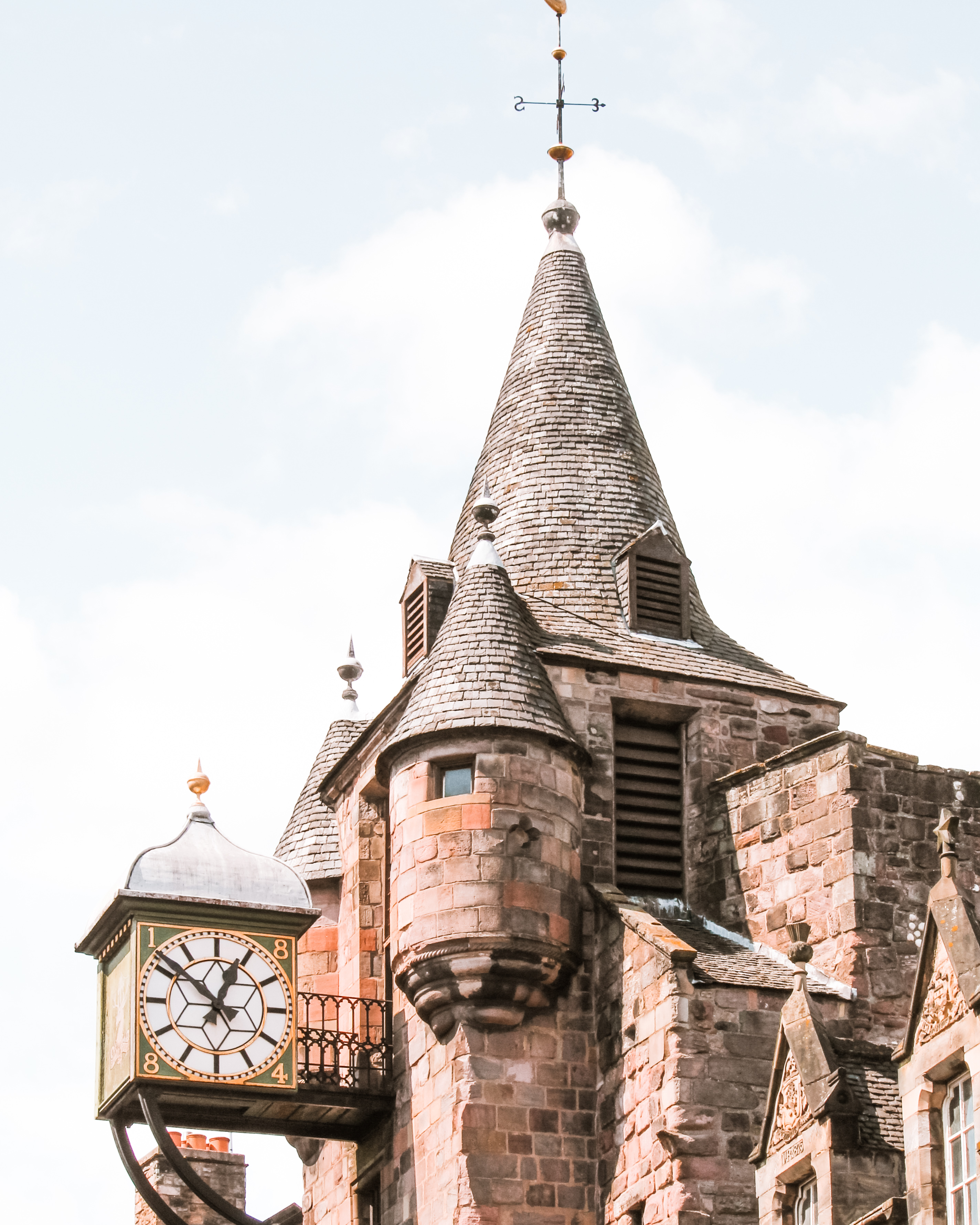 Gold and black clock on the Tollbooth Tavern on the Royal Mile
