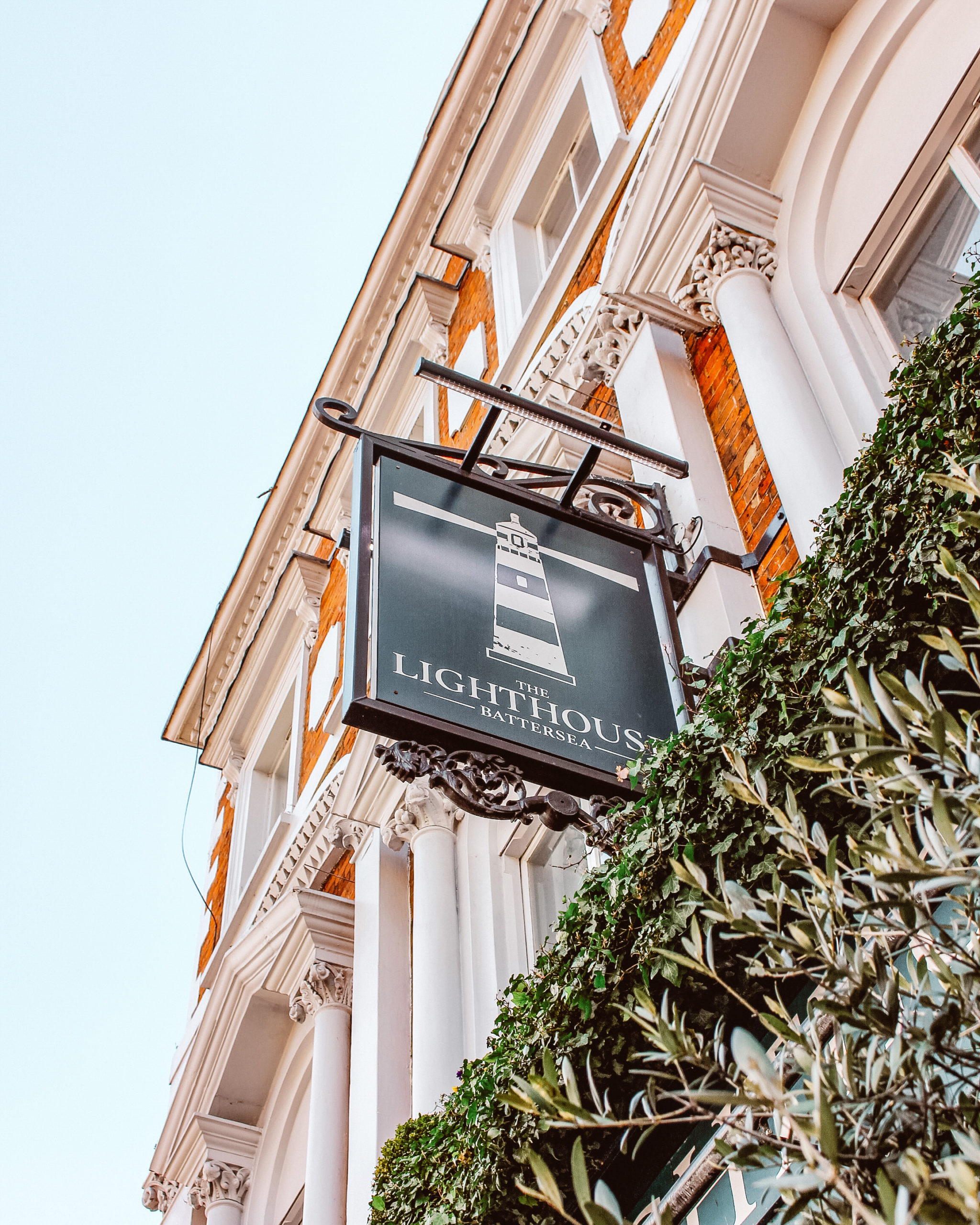 LONDON PUBS AND DRINKING SPOTS: A LOCAL’S COMPLETE GUIDE