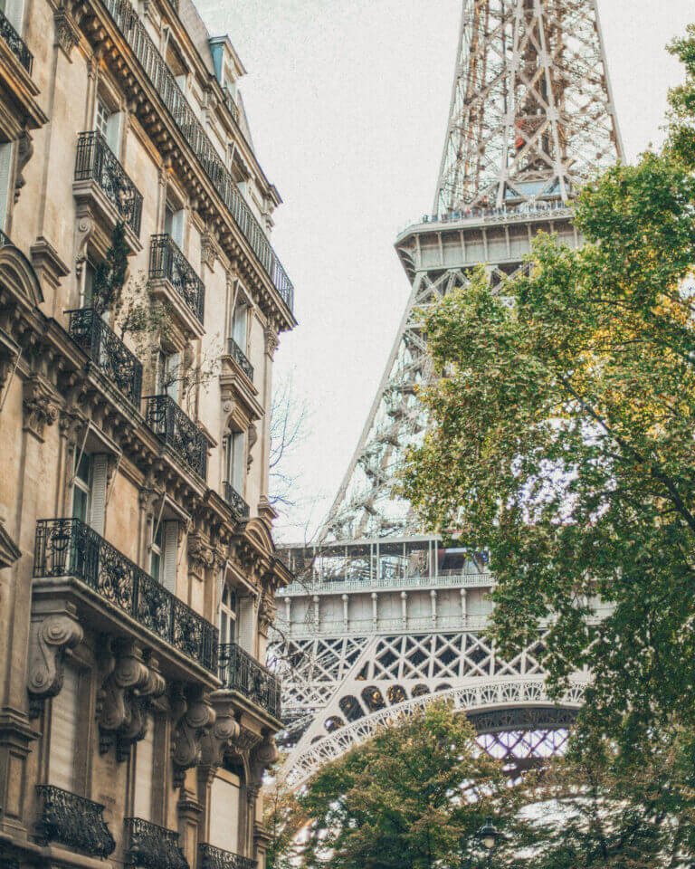 A COMPREHENSIVE GUIDE TO PARIS