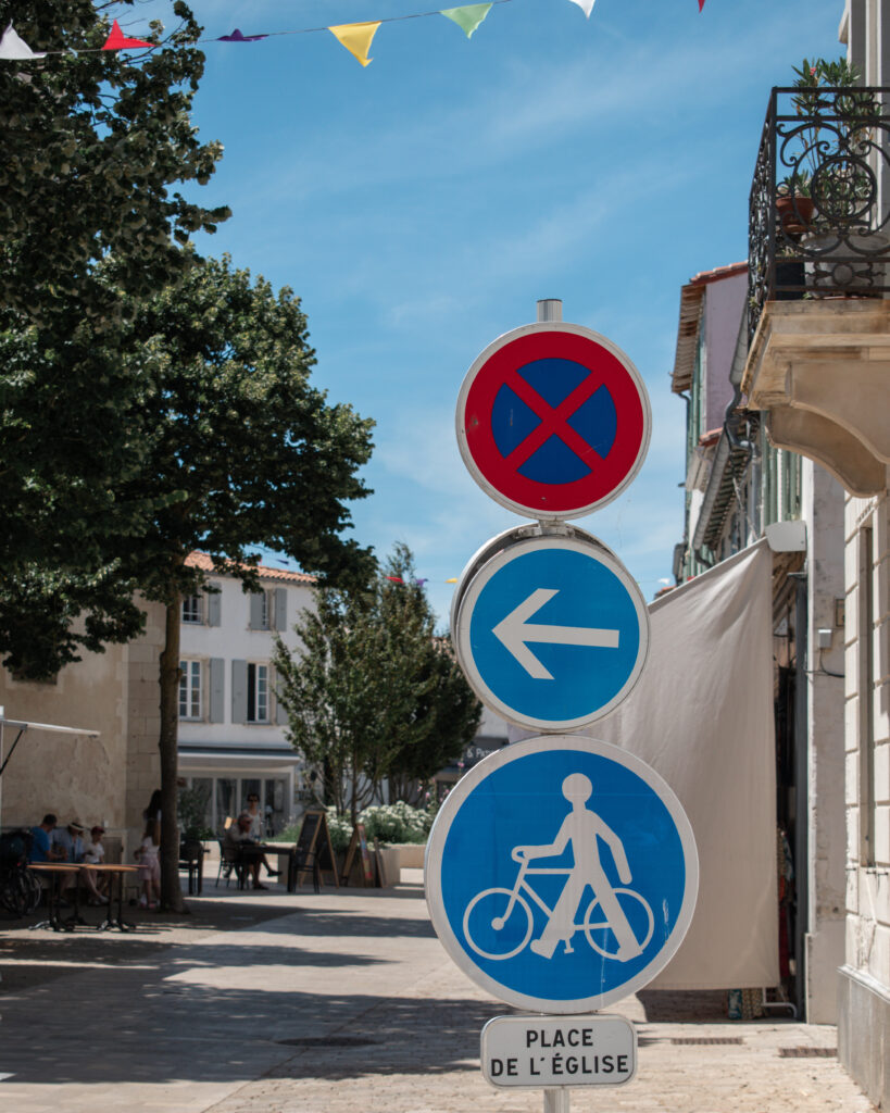 Road sign in Are-en-Re in France, indicating that cyclists must dismount and walk.